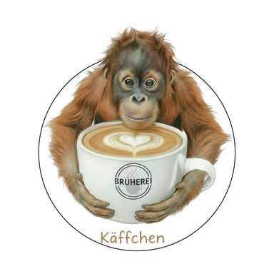 Uran Utan Baby hält Kaffeetasse mit Latte-Art-Herz im Arm